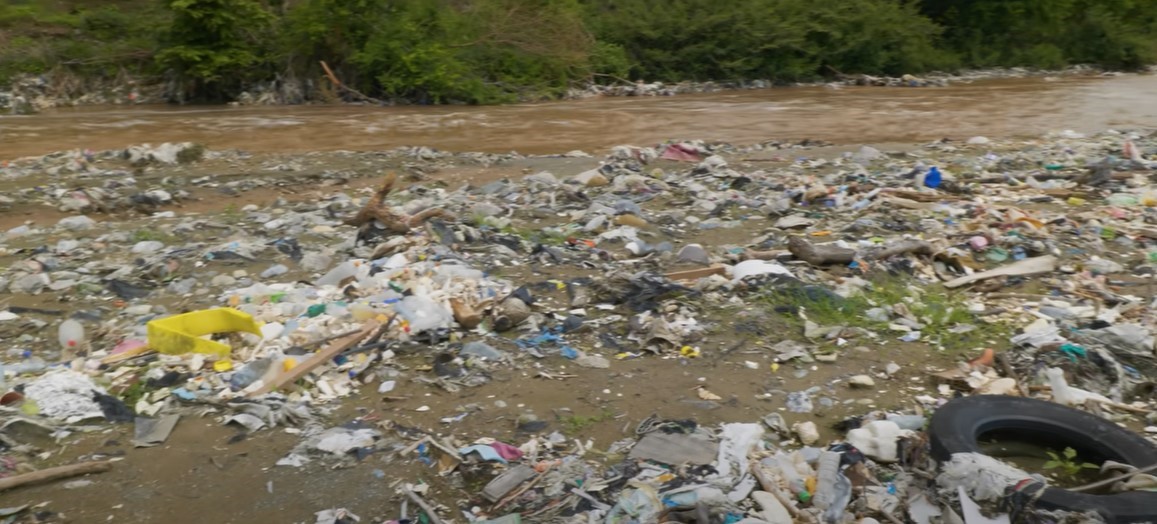 Basura flotando en el río Motagua, Guatemala.