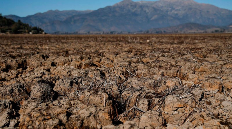 Fotografía de un terreno con tierra árida