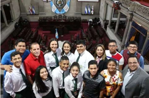 Fotografía de un grupo de jóvenes en el Hemiciclo del Congreso de la República de Guatemala.