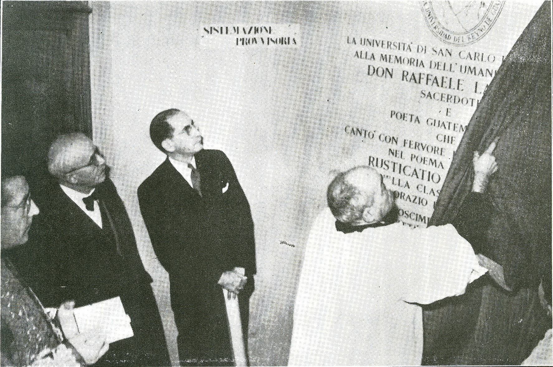 Fotografía del Rector Dr Carlos Martínez Durán y el Presbítero Angelo Carboni develando lápida de mármol donde se localizaron e identificaron los restos de Rafael Landívar.