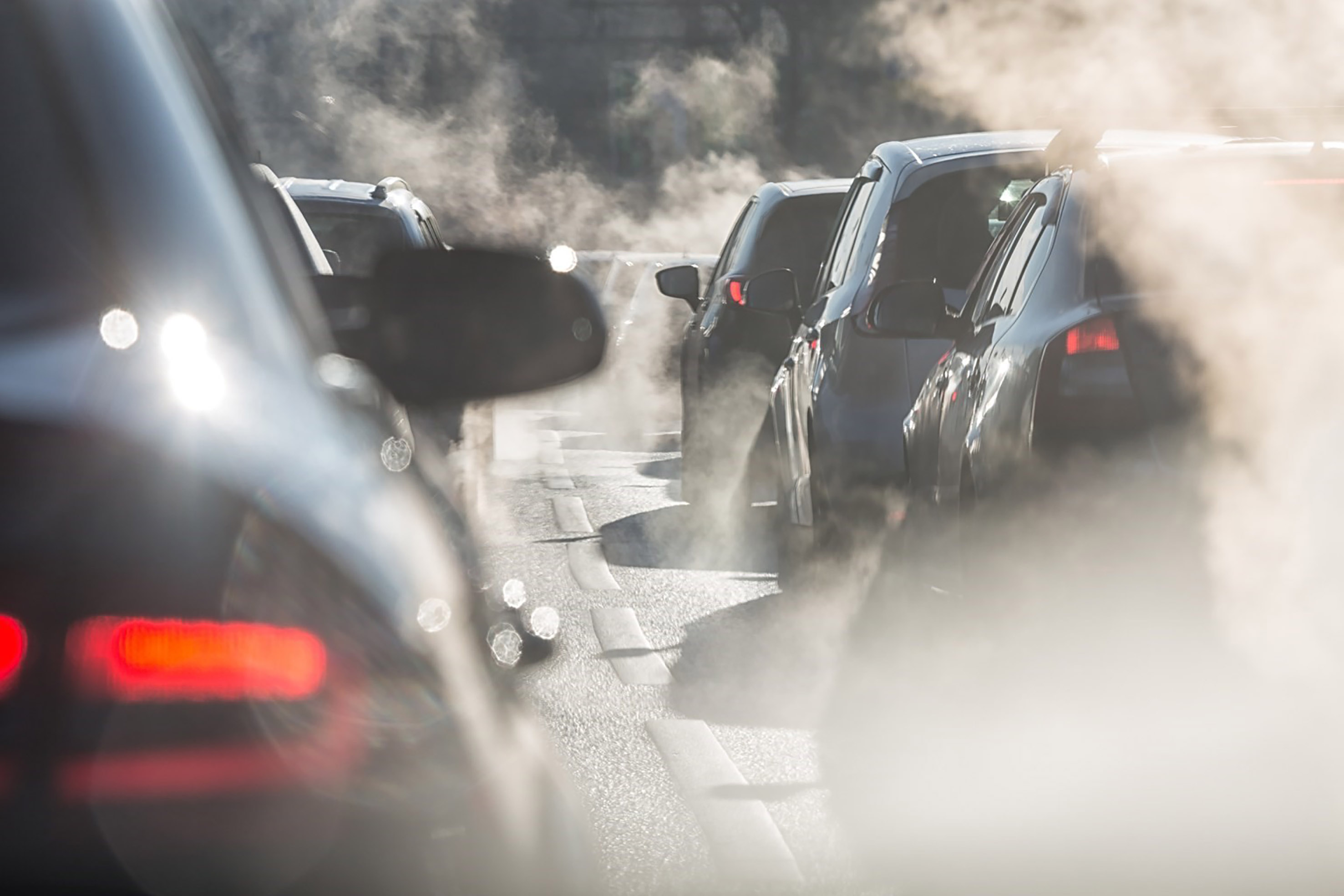 fotografía de contaminación del aire por humo de vehículos